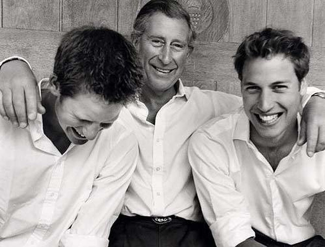 El príncipe Carlos, con sus dos hijos en la foto de su 60º cumpleaños. (EFE)