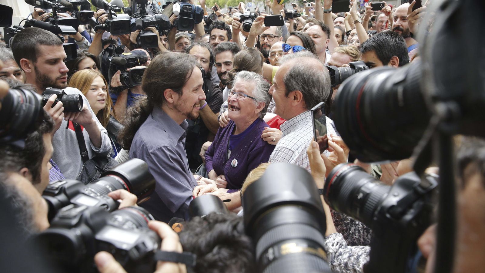 Foto: El secretario general de Podemos, Pablo Iglesias, saluda a varios simpatizantes. (EFE)