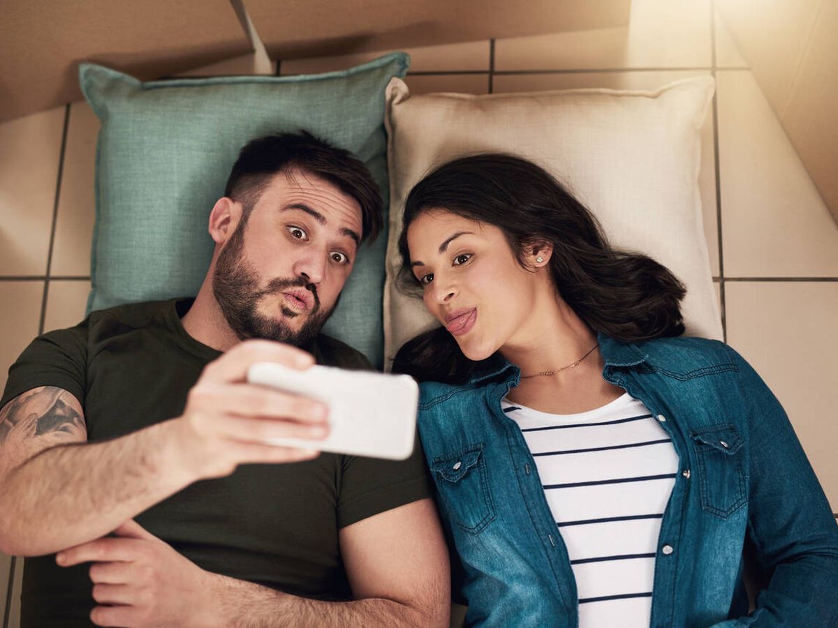 Foto: Una pareja feliz haciéndose un 'selfie' (iStock)