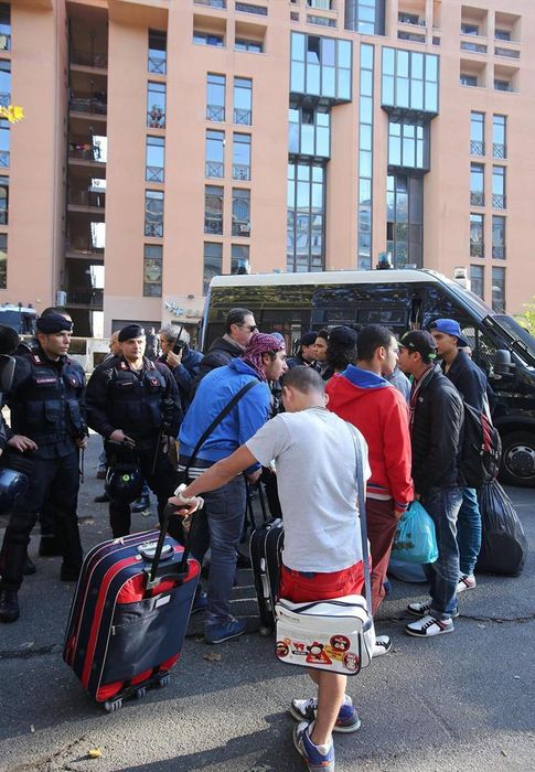 Foto: Traslado de inmigrantes del centro de acogida de Tor Sapienza a otras zonas de Roma (EFE)