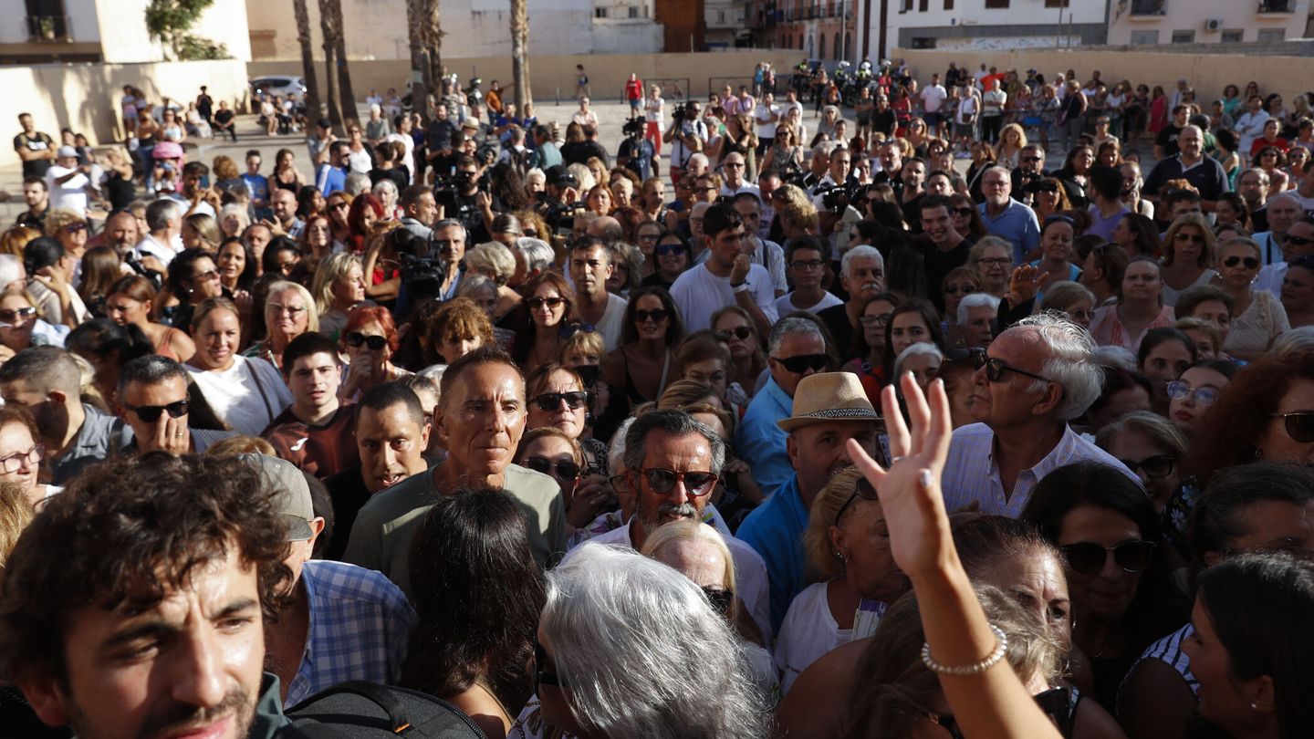Una muchedumbre espera a las puertas de la parroquia. (EFE/Jorge Zapata)