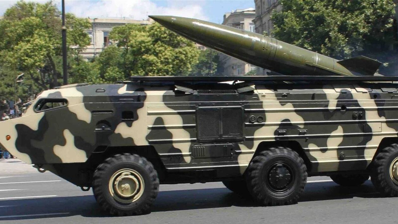 El misil táctico OTR-21 Tochka puede disparar cabezas de 100 kilotones a una distancia de 185 kilómetros. (Gulustan/CC 3.0)