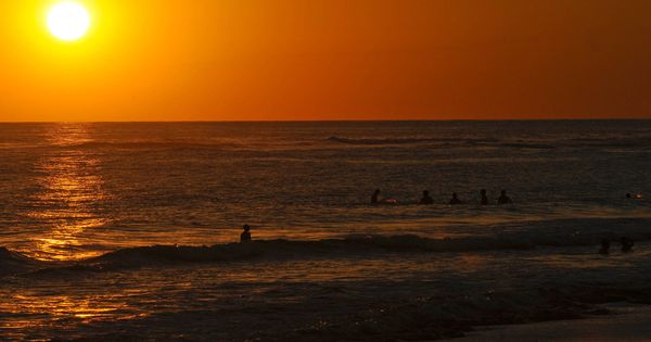 Foto: Atardecer en una playa de San Salvador (EFE)