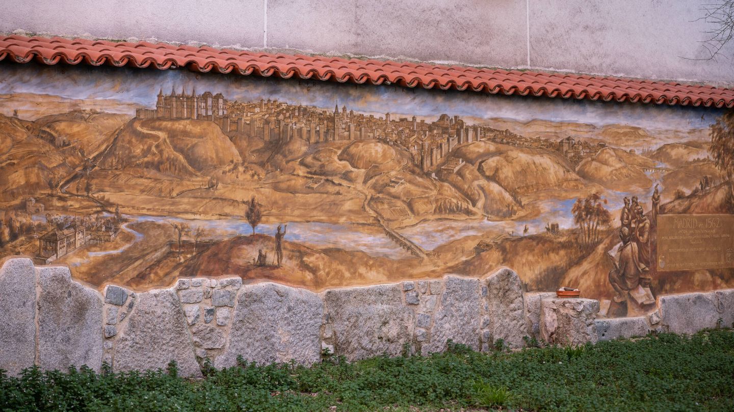 Mural del aspecto de Madrid en el siglo XVI cercano a los restos de la muralla medieval de la calle del Almendro. (O. C.)