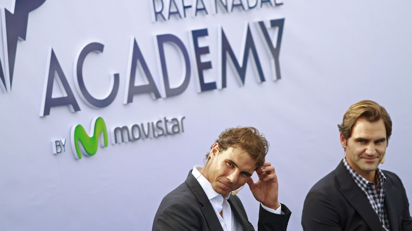 Rafa Nadal y Roger Federer, en un acto de la Rafa Nadal Academy patrocinado por Movistar. (EFE)