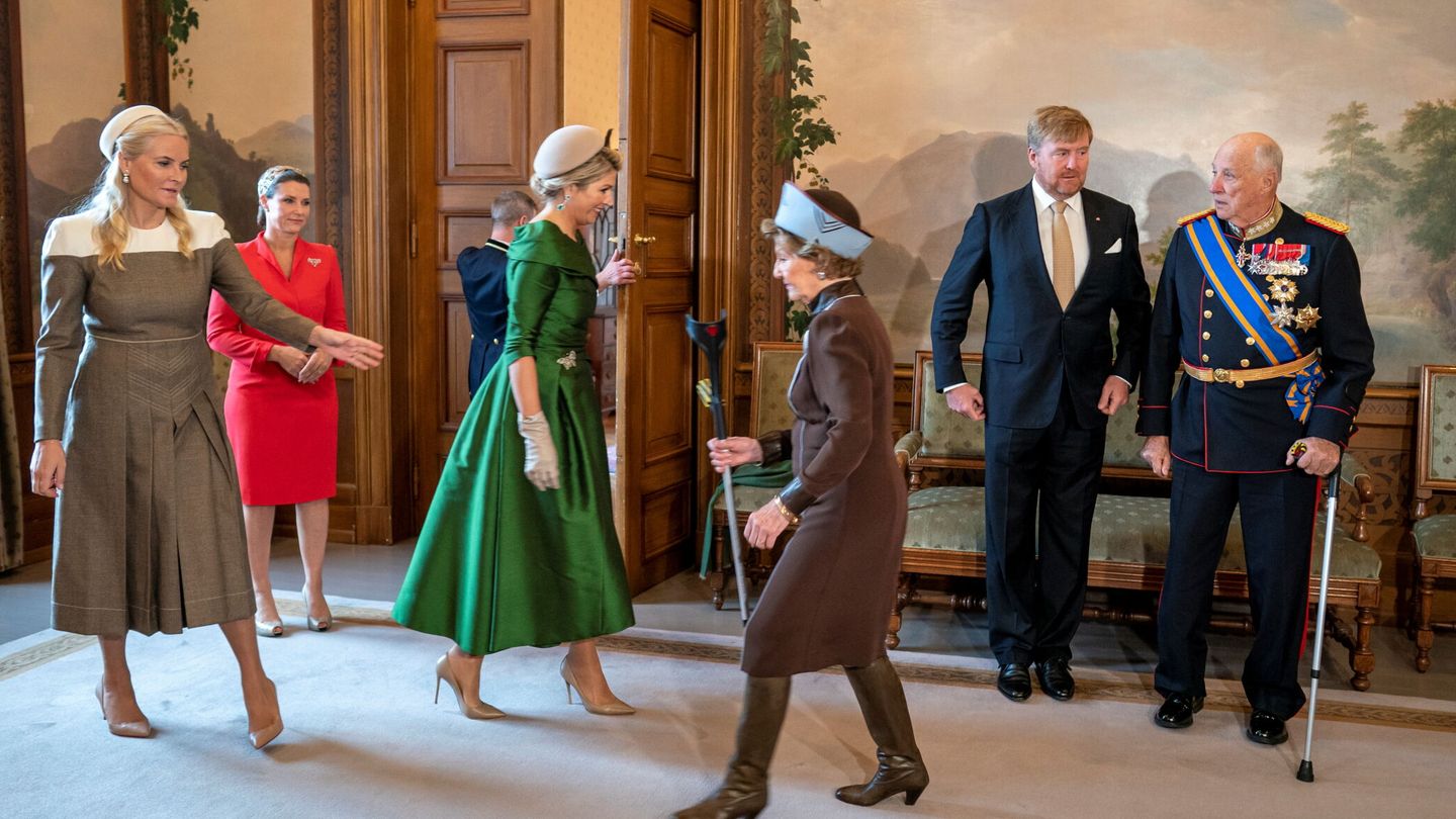 Mette-Marit, Marta Luisa y los reyes de Noruega y de Holanda en la recepción. (Reuters)