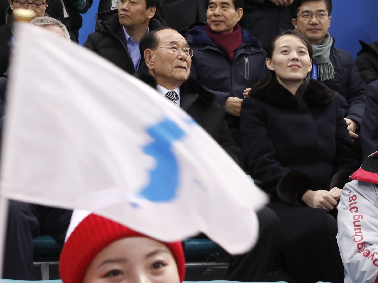 La hermana del presidente norcoreano, Kim Yo Jong, asiste a un partido de hockey femenino en Gangneung, Corea del Sur. (Reuters)