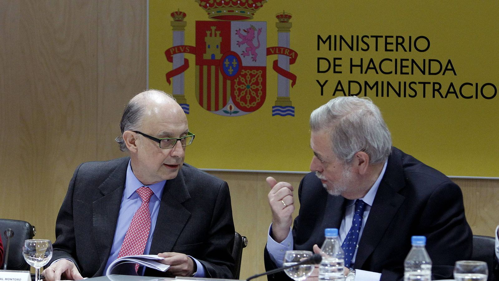 Foto: El ministro de Hacienda y Administraciones Públicas, Cristóbal Montoro (i), junto al secretario de Estado de Administraciones Públicas, Antonio Beteta (d). (EFE)