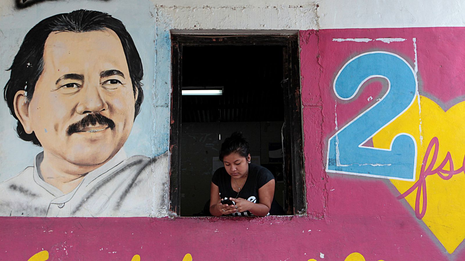 Foto: Una mujer junto a un retrato del Presidente nicaragüense Daniel Ortega en Catarina, el 4 de mayo de 2016 (Reuters)