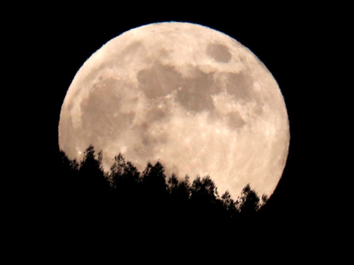 Foto: Una imagen de la luna llena de mayo de 2023 tomada en Santiago de Compostela (EFE/Lavandeira Jr.)