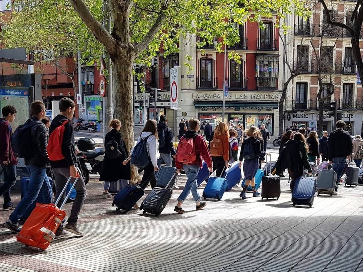 Foto: Turistas llegando al barrio de Malasaña en Madrid.