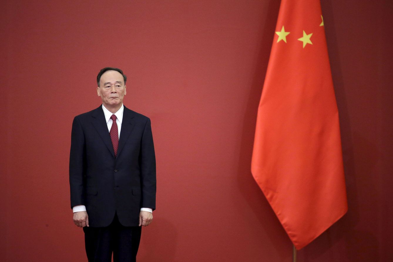 Wang Qishan, líder del organismo anticorrupción de China, durante una ceremonia de celebración de la resistencia antijaponesa, en Pekín, en 2015. (Reuters)