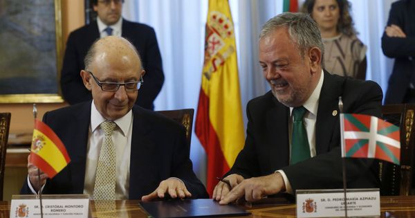 Foto: El ministro de Hacienda, Cristóbal Montoro, y el consejero de Economía y Hacienda vasco, Pedro Azpiazu, en la Comisión Mixta. (EFE)