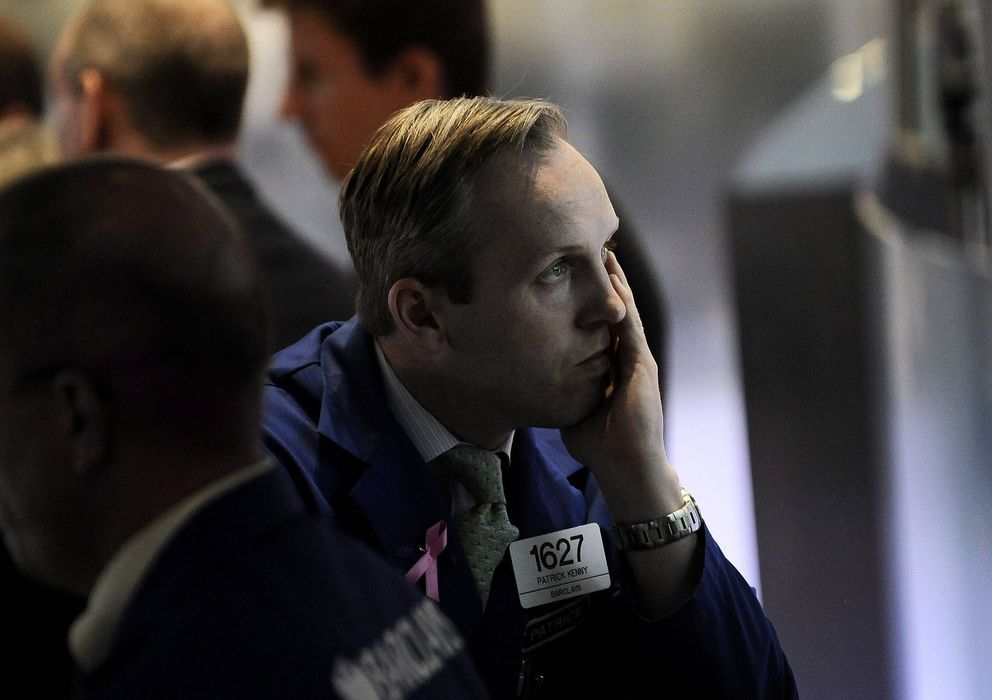Foto: Un operador mira fijamente una pantalla en Wall Street