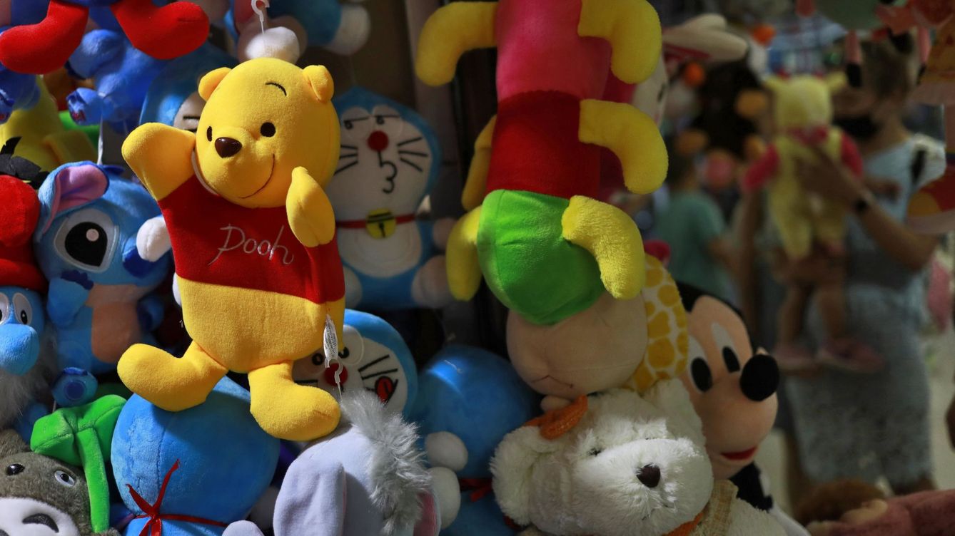 Foto: Un muñeco de peluche del osito Winnie the Pooh cuelga de una estantería en una tienda de Pekín, China. (EFE)