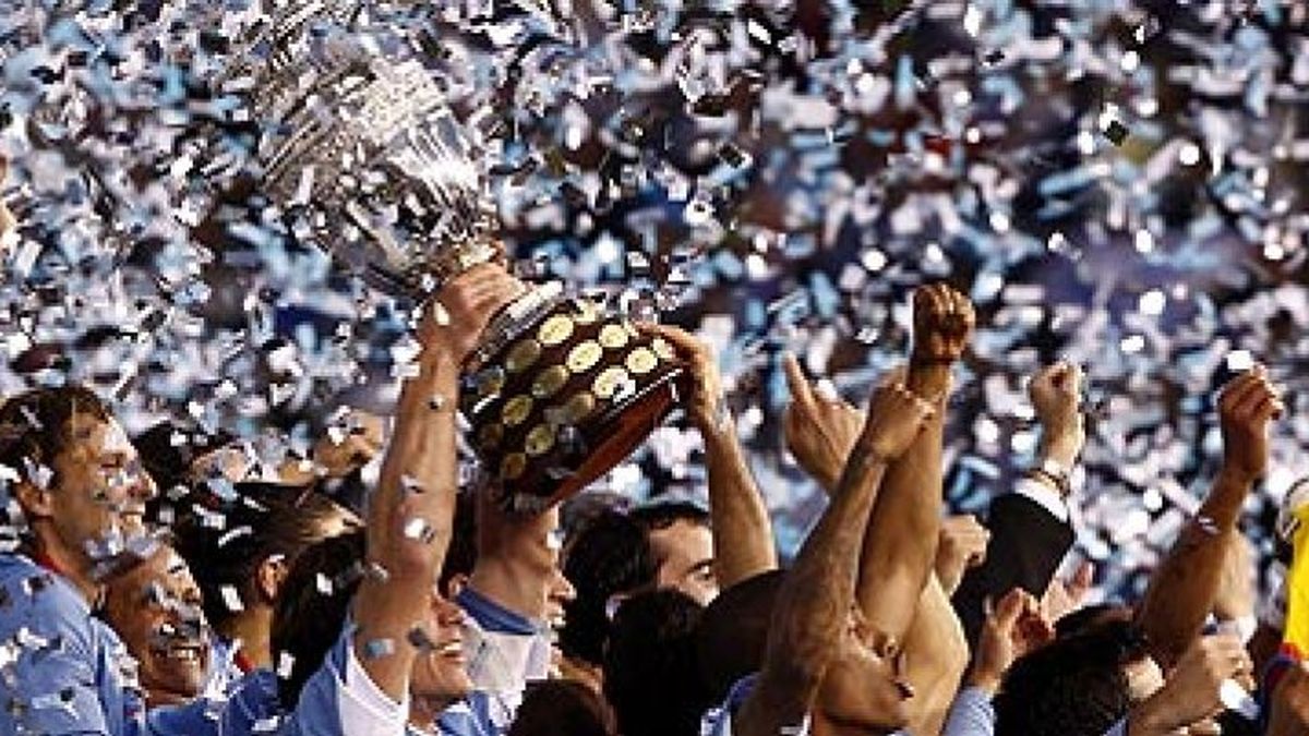 Luis Suárez y Forlán convierten a Uruguay en campeón de la Copa América
