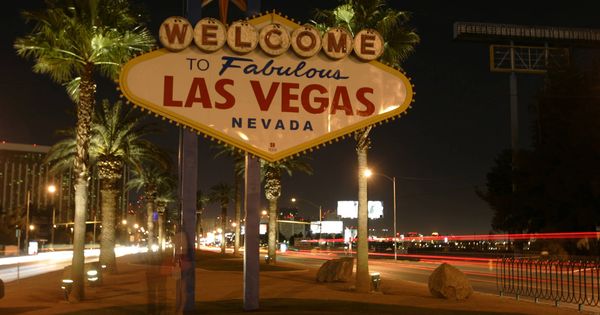 Foto: Cartel de 'Bienvenido a la fabulosa Las Vegas', visto por la noche. (Reuters)