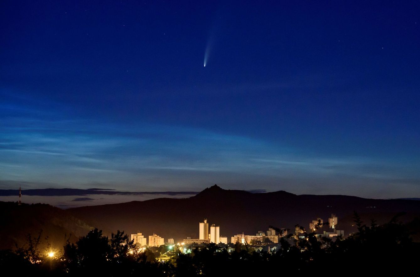 El cometa NEOWISE o C 2020 F3 sobre el cielo de Salgotarjan, en Hungría. (Efe)