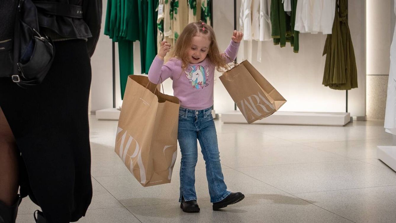 Foto: Una niña juega con las bolsas de Zara en un centro comercial de Kiev, tras la reapertura de Inditex en Ucrania. (F. T.)