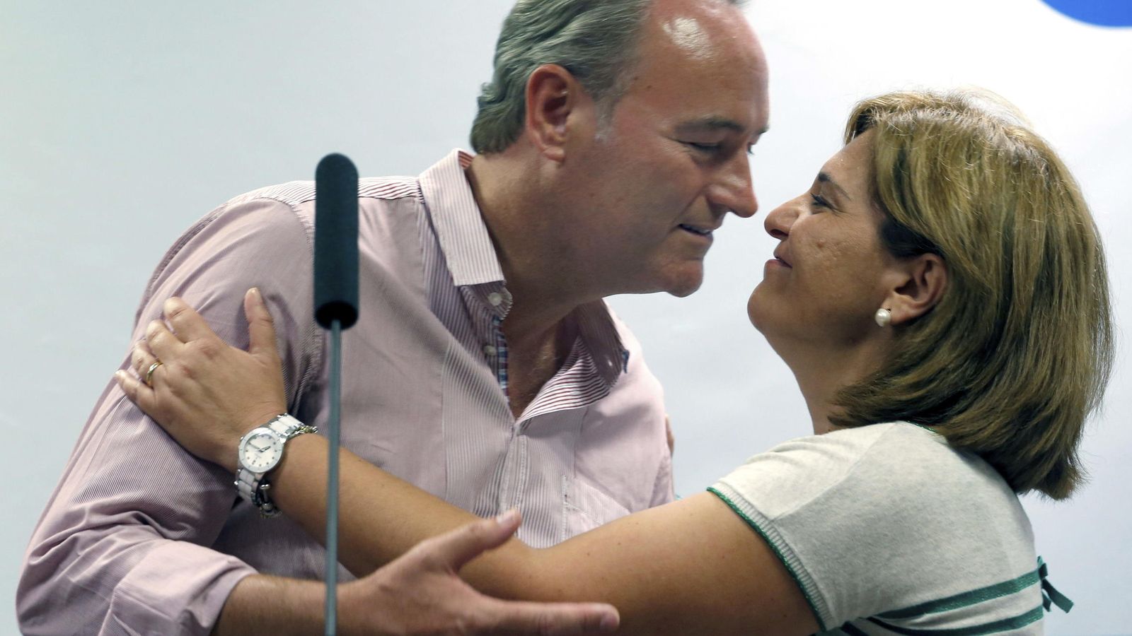 Foto:  El expresident Fabra besa a la nueva presidenta del PPCV, Isabel Bonig. (Efe)