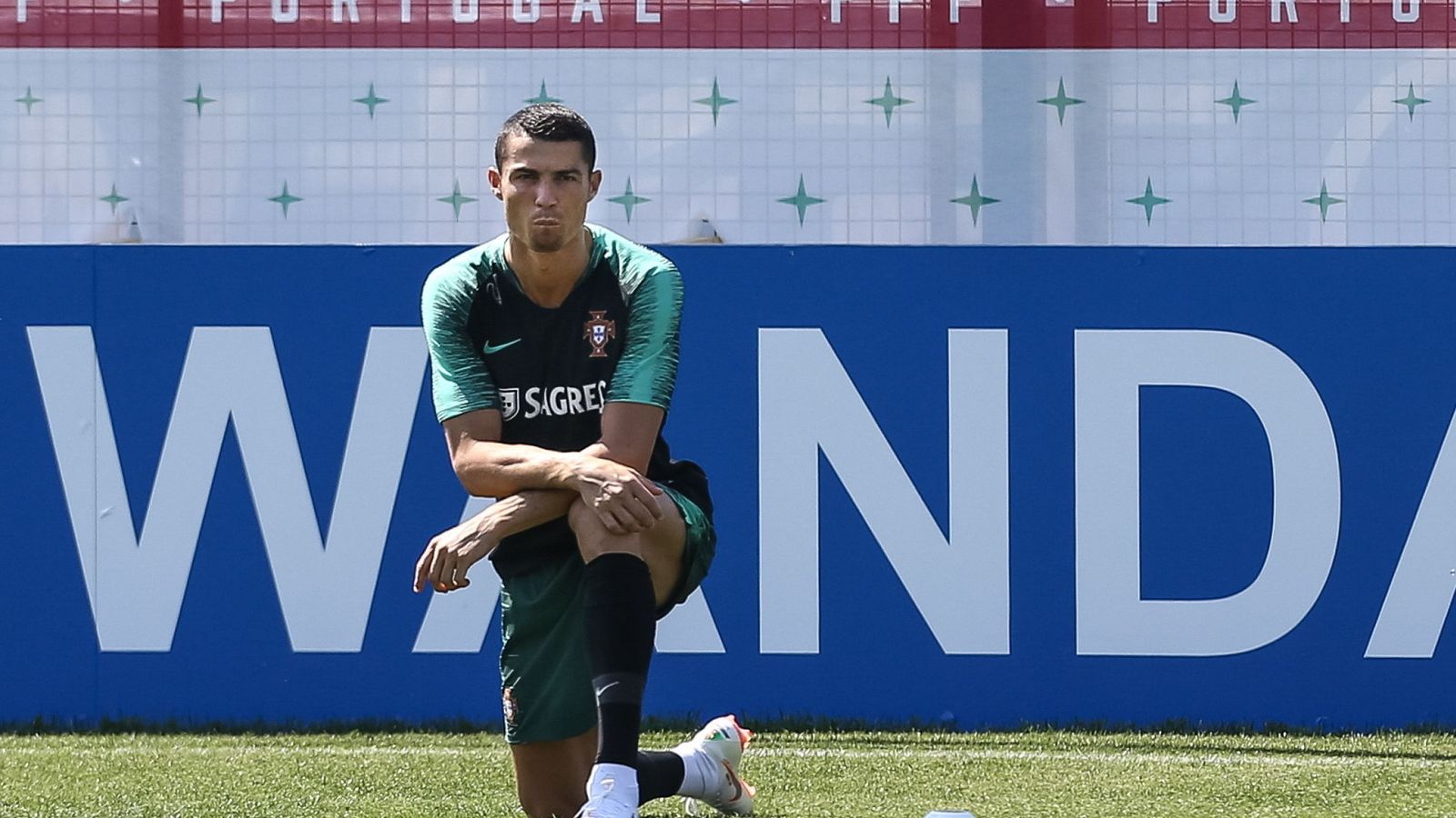 Foto: Cristiano Ronaldo, con una incipiente perilla, durante el entrenamiento con Portugal. (Efe)