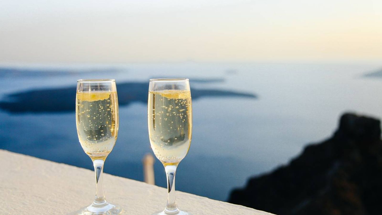 Foto: Dos copas de vino espumoso frente al mar.