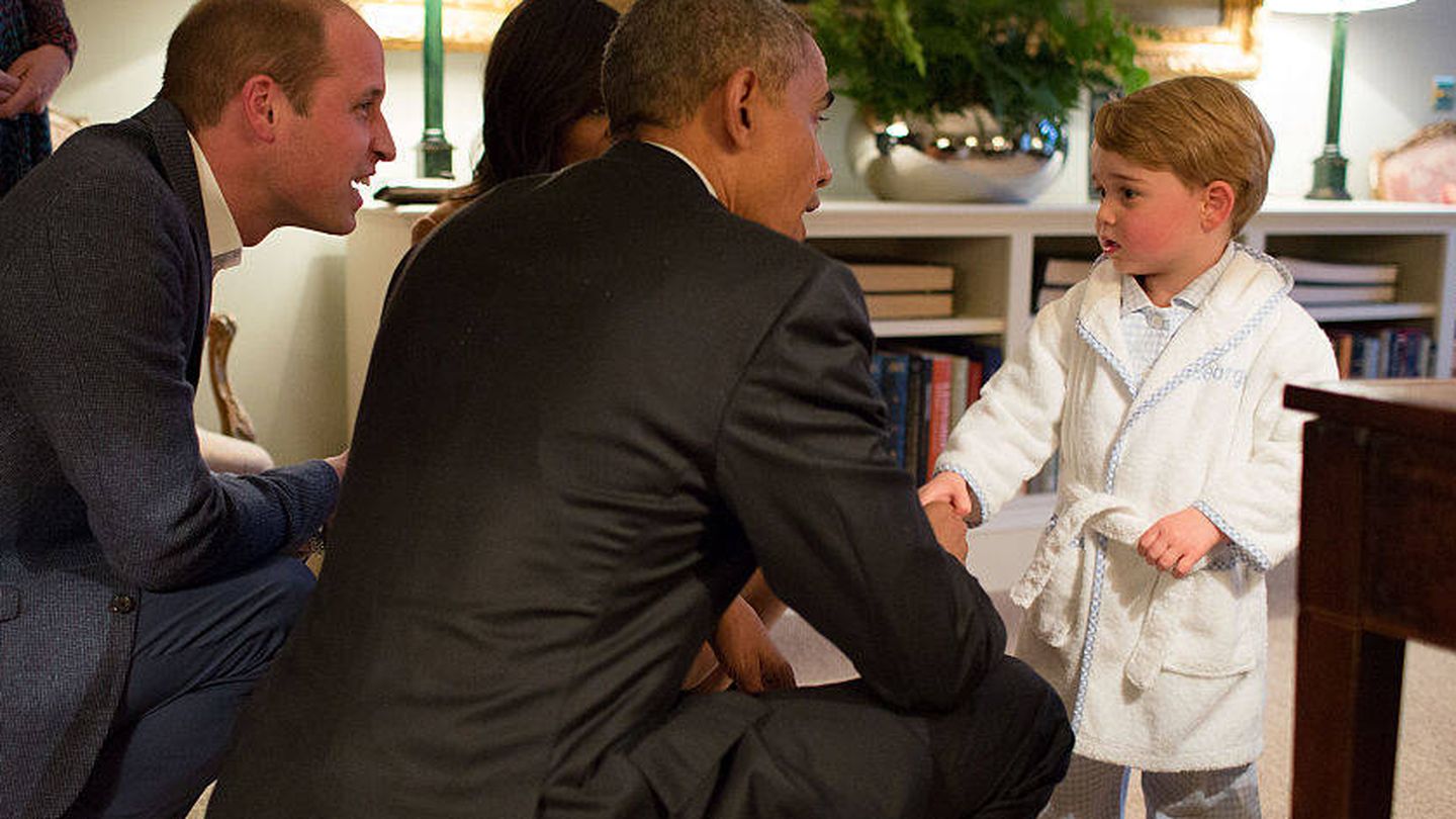 Obama saludando al príncipe George. (Getty)