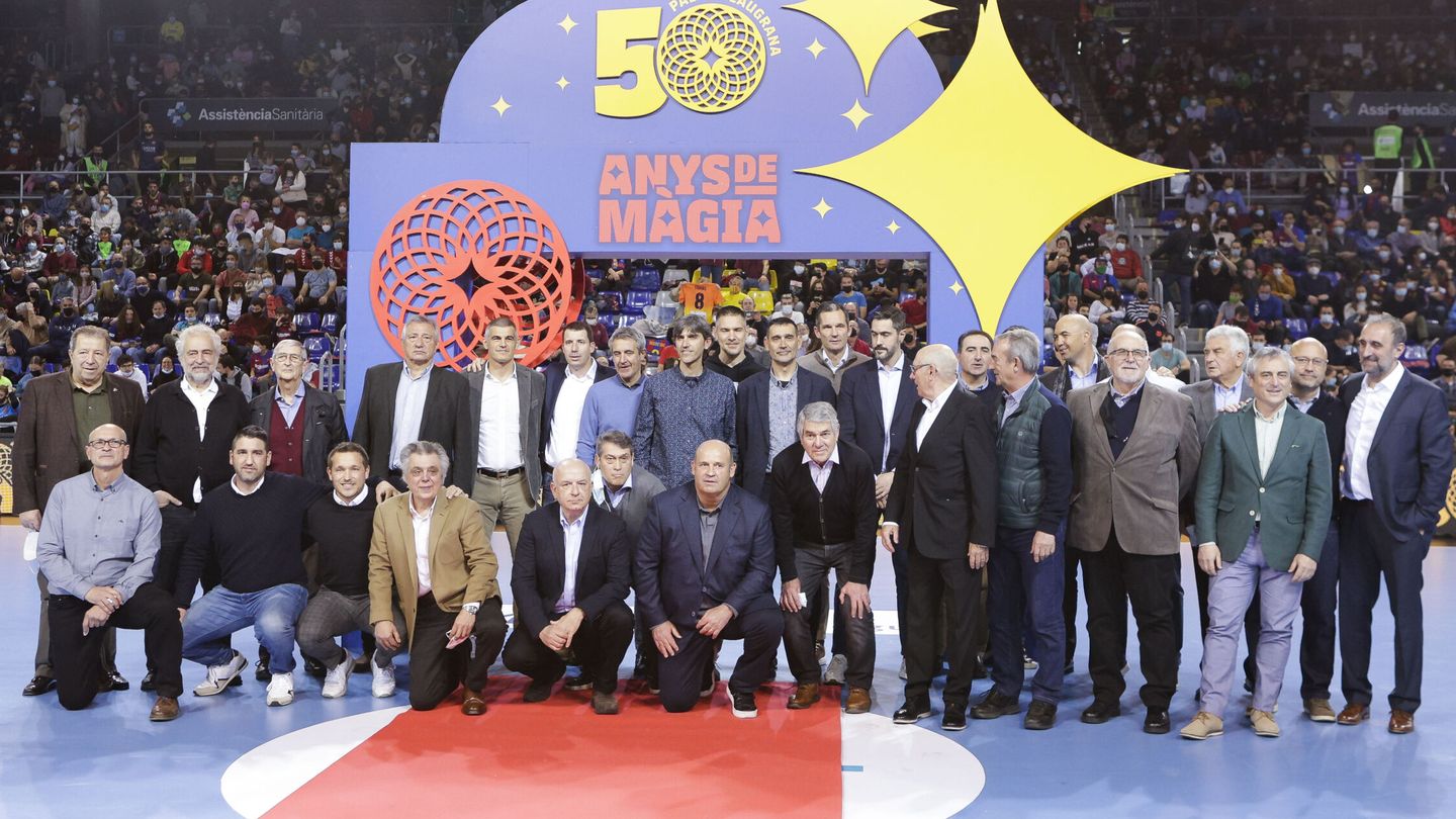 Iñaki Urdangarín, en la foto de familia durante la celebración de los 50 años del primer encuentro de balonmano en el Palau Blaugrana. (EFE/Quique García)