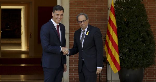 Foto: El presidente del Gobierno, Pedro Sánchez (i), y el presidente de la Generalitat, Quim Torra, posan para los medios antes de la reunión que ambos han mantenido en el Palacio de La Moncloa. (EFE)