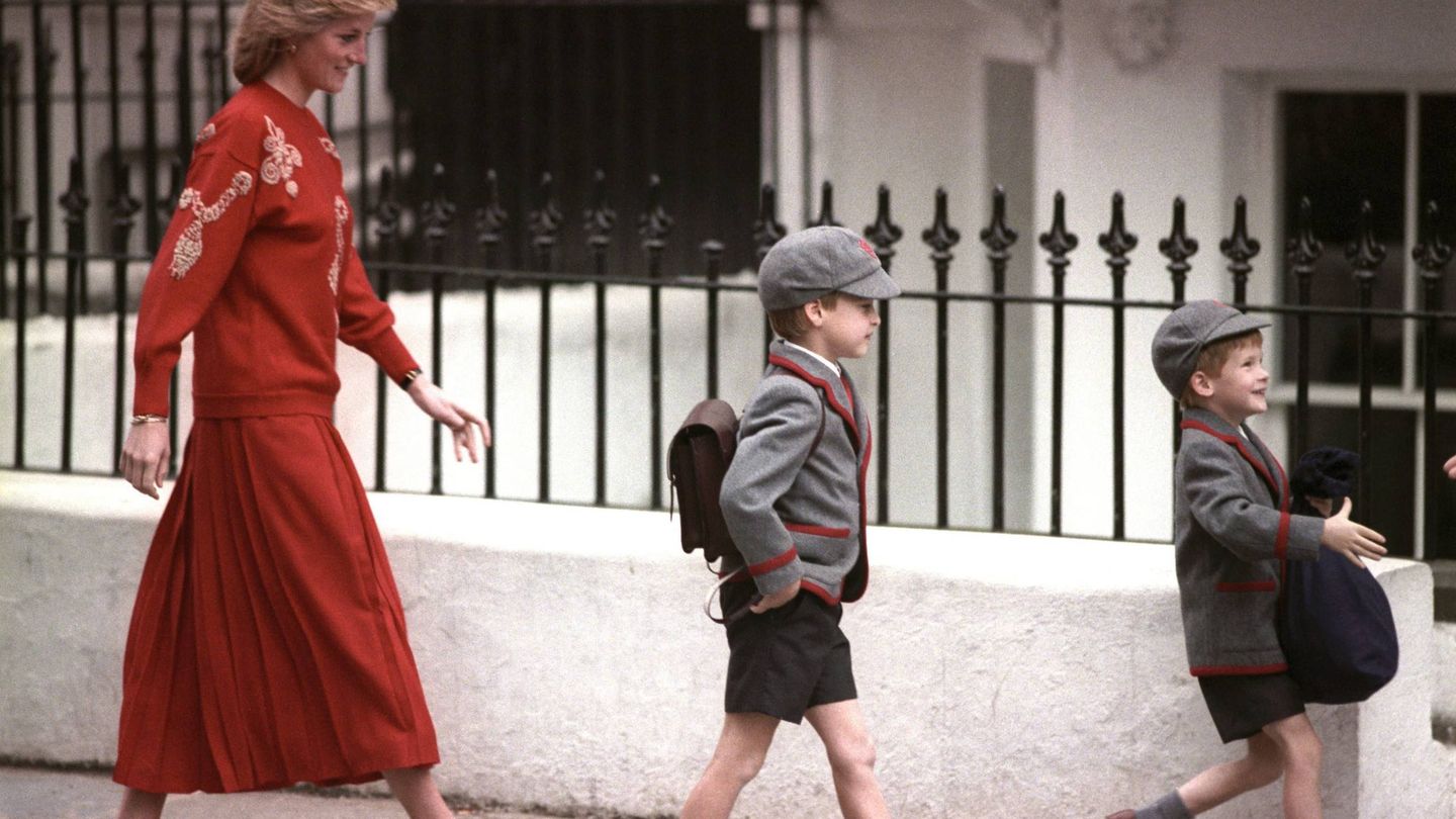 La princesa Diana con sus hijos Guillermo y Harry, en 1989. (Cordon Press)