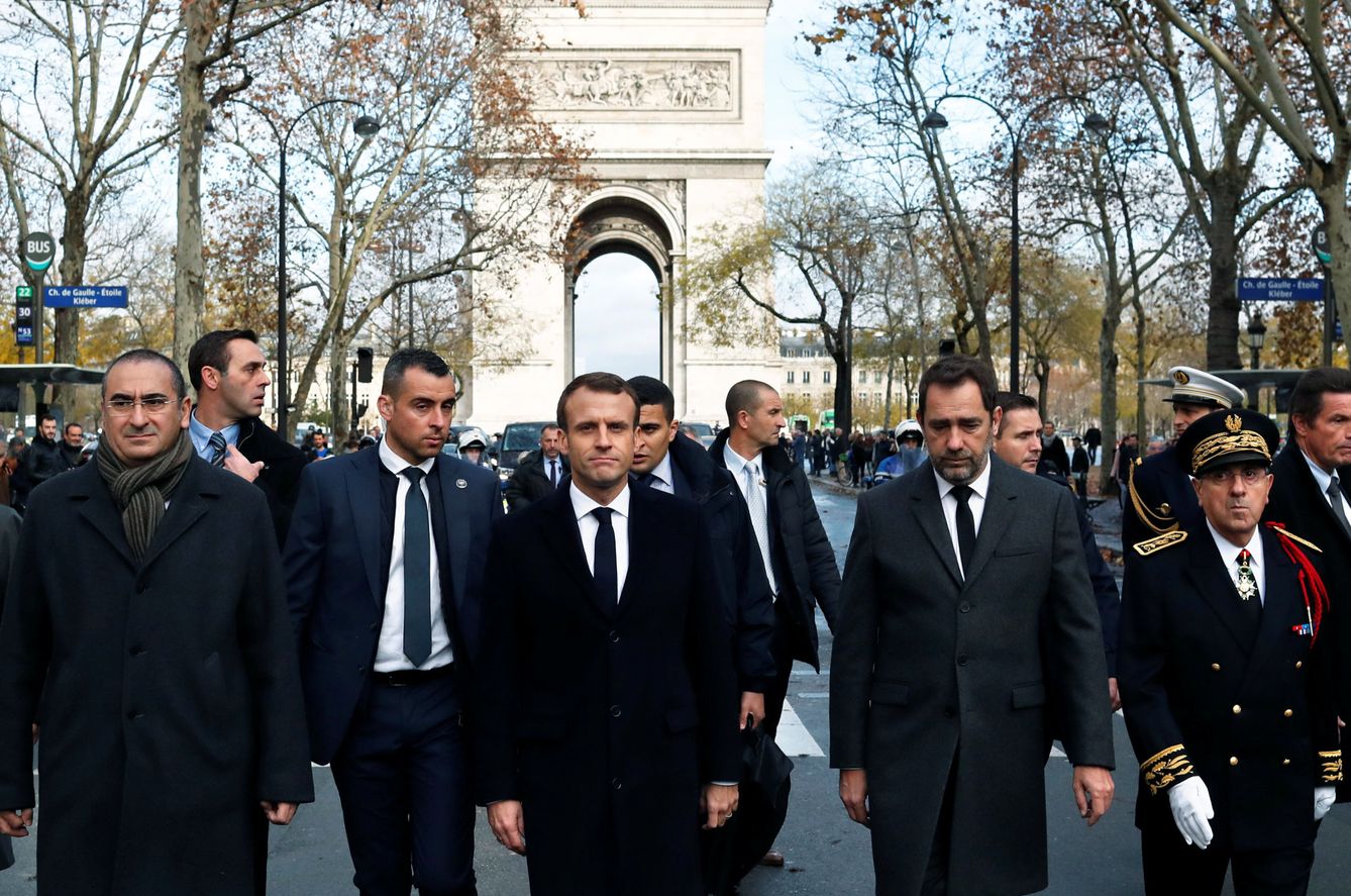 Emmanuel Macron y algunos miembros de su Gobierno, tras visitar el Arco del Triunfo el domingo. (Reuters)