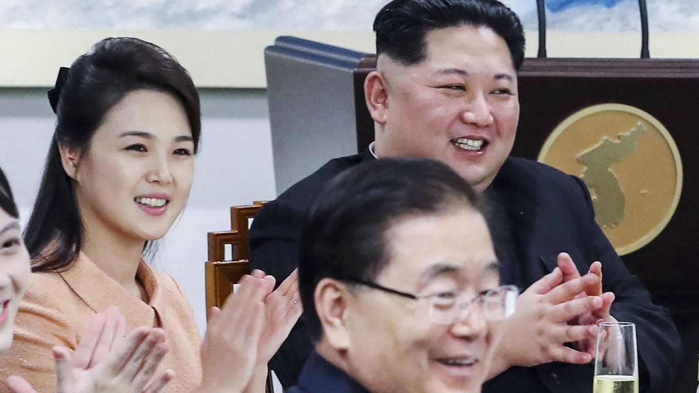 Ri Sol Ju (de rosa), junto a su marido Kim Jong-un. (Gtres)