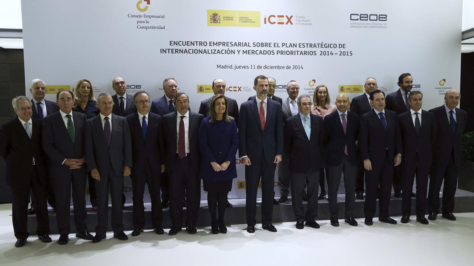 Foto: Felipe VI, junto a miembros de CEOE y el Consejo Empresarial de la Competitividad (CEC). (EFE)