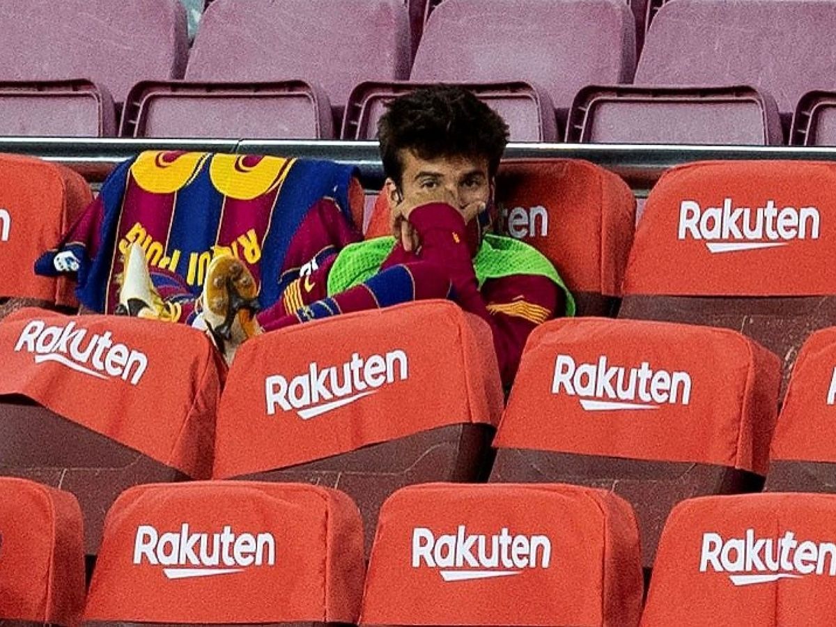 Foto: Riqui Puig, en el banquillo del Camp Nou, durante el partido del Barça contra el Villarreal. (EFE)