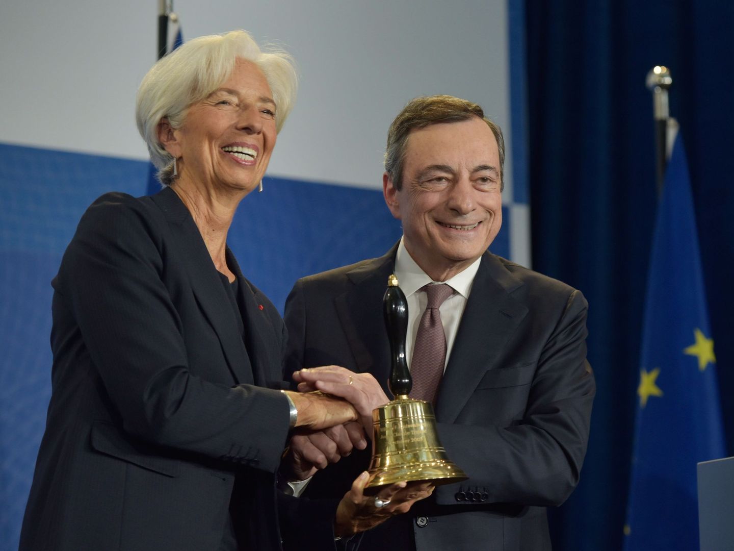 El expresidente del BCE Mario Draghi (R) entrega la campana a su sucesora, Christine Lagarde (I). (EFE)