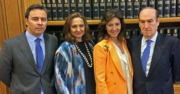 Foto: El presidente de El Corte Inglés, Dimas Gimeno, las hijas de Isidoro Álvarez, Marta (2i) y Cristina, y Florencio Lasaga. (Fundación Ramón Areces)