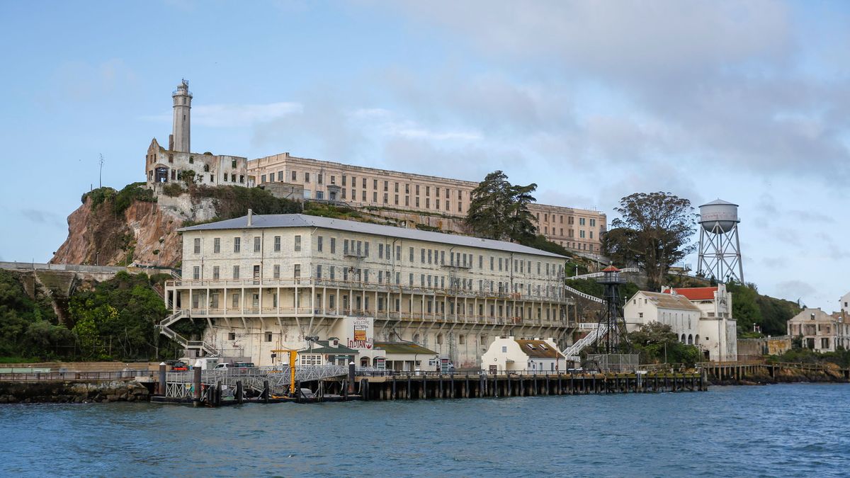 Italia quiere construir su propia prisión de Alcatraz frente a la ciudad de Nápoles