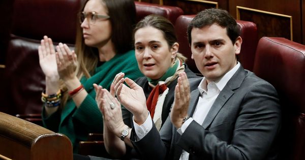Foto: Albert Rivera y dos diputadas de Ciudadanos aplauden la intervención de su portavoz en el pleno del Congreso. (EFE)