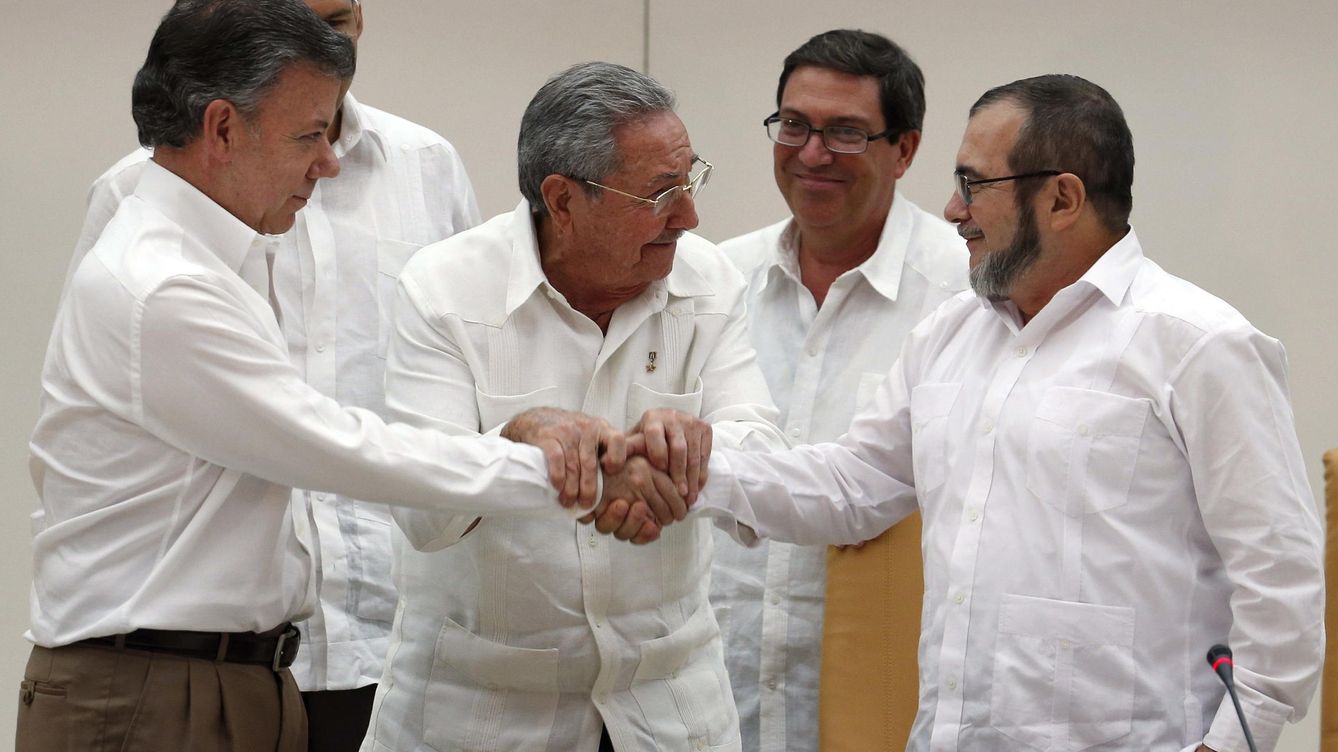 Foto: Juan Manuel Santos y el máximo líder de las FARC, Rodrigo Londoño , alias 'Timochenko', se dan la mano, en presencia de Raúl Castro. (EFE)