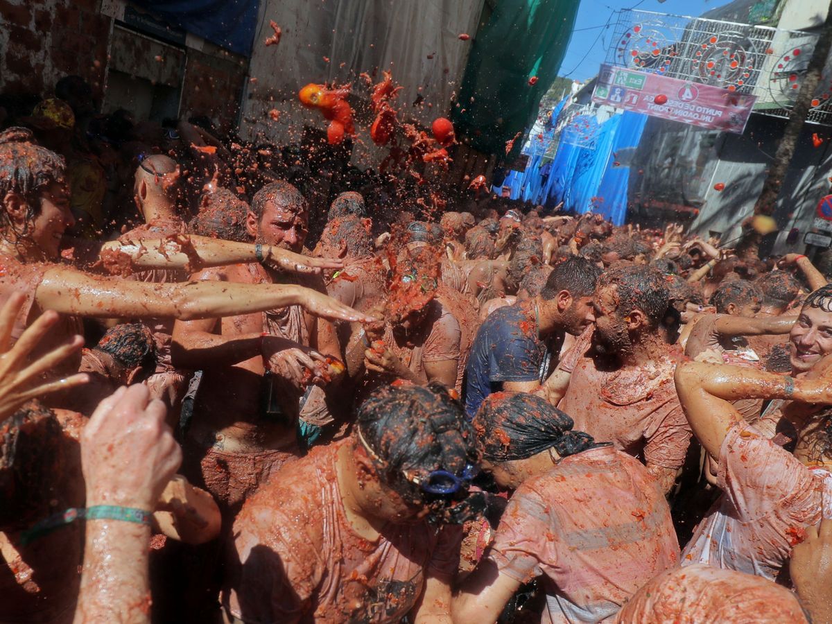Foto: Las calles de Buñol no vivirán este año la guerra de tomates (Reuters/Juan Medina)
