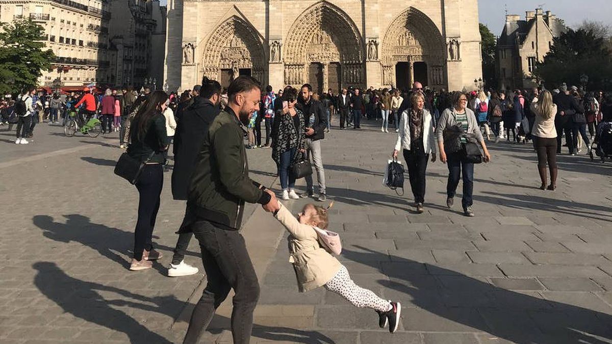 La foto de Notre Dame: internet se lanza a la búsqueda de un padre y su hija