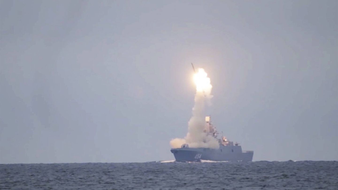 Imagen del lanzamiento de prueba de un misil Zircon desde la fragata Admiral Groshkov frigate en octubre de 2020. Foto: Russian Defense Ministry.