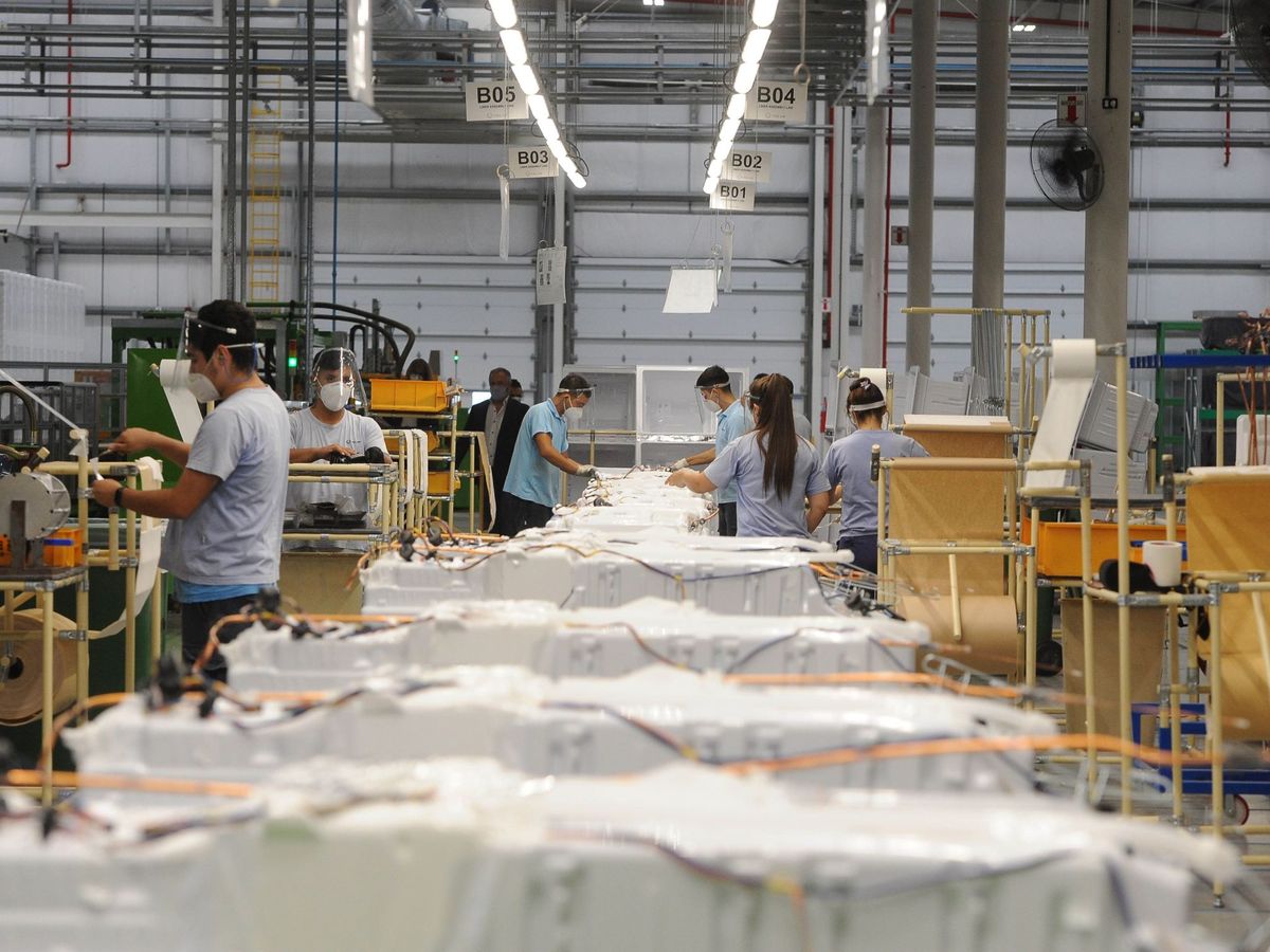 Foto: Trabajadores en una fábrica. (EFE/Enrique García)