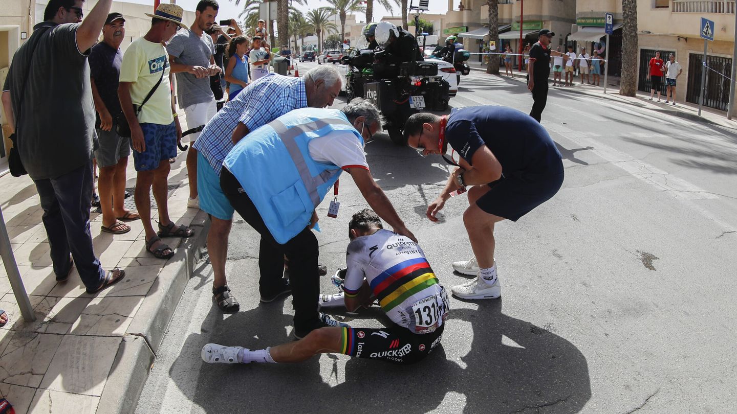 El corredor francés Julien Alaphilippe, siendo atendido por el equipo médico de La Vuelta. (EFE/Javier Lizón) 