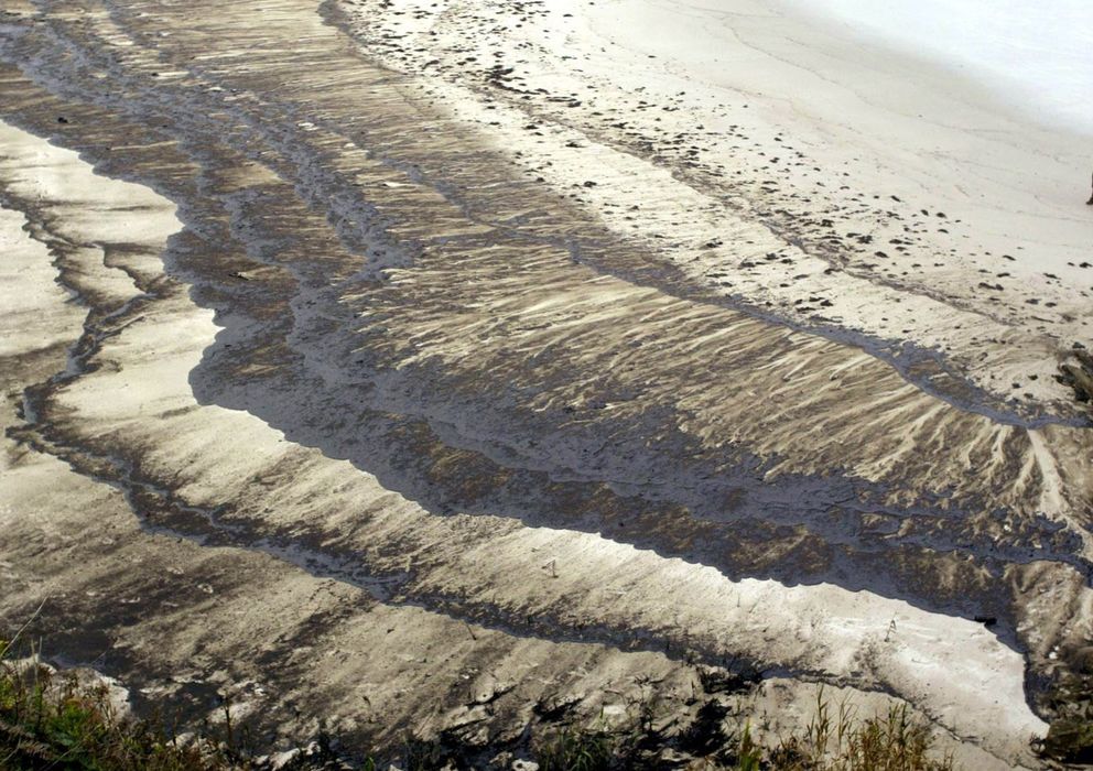 Foto: Imagen de una de las playas afectadas por el vertido del Prestige (REUTERS)
