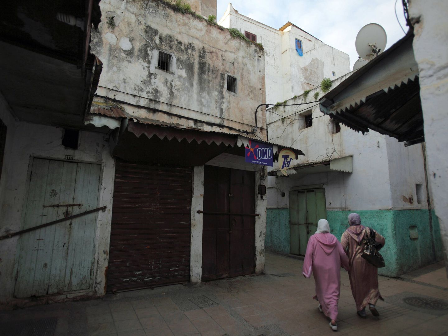 Dos mujeres caminan por una calle de la Medina de Rabat. (Reuters)
