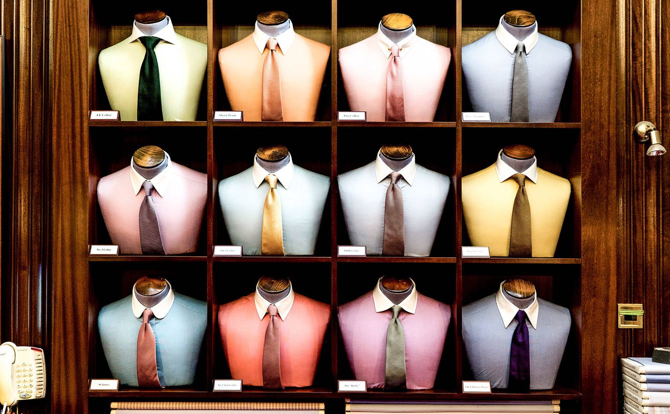 Los clientes pueden elegir entre una amplia variedad de cuellos hasta configurar la camisa que mejor refleje su personalidad.