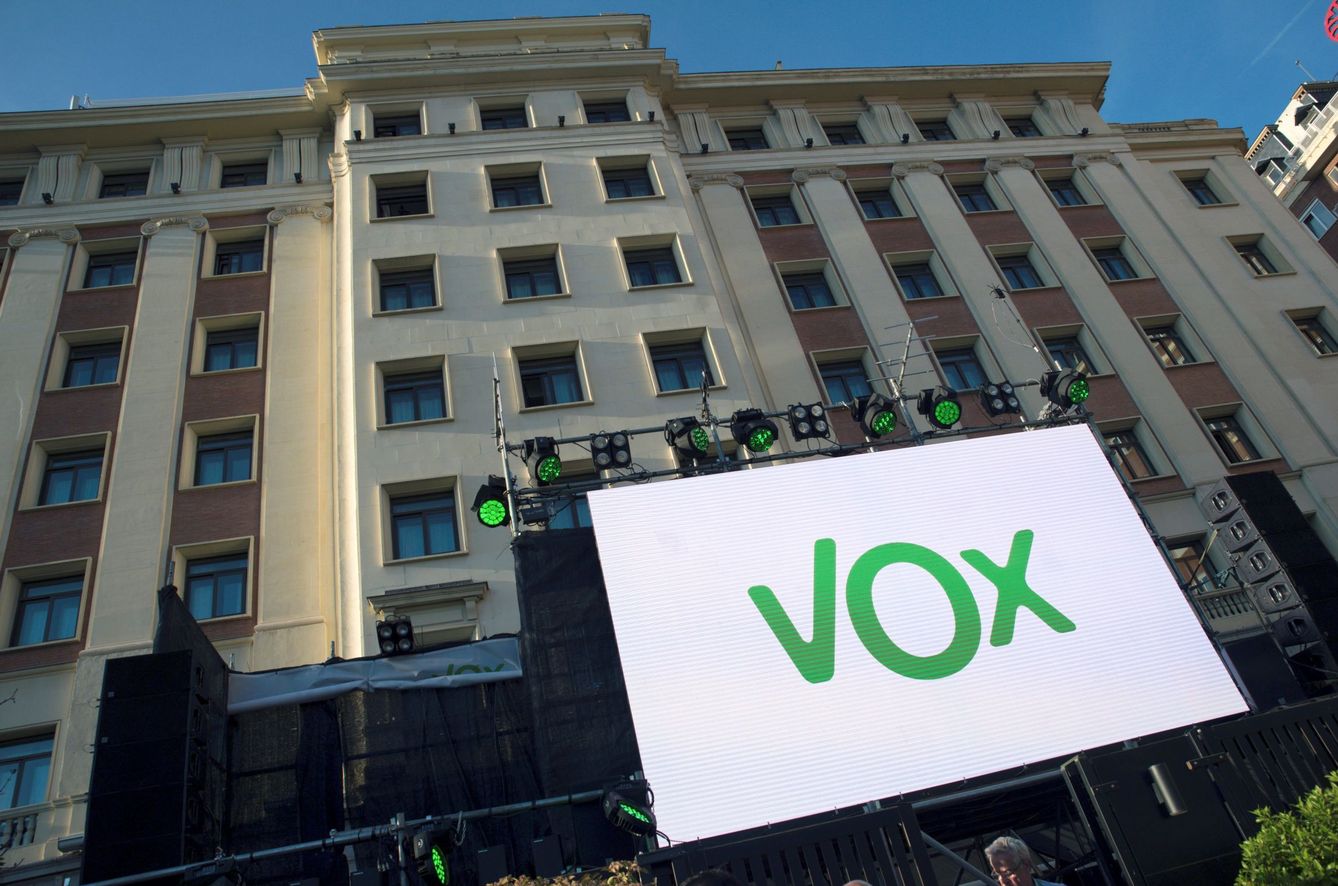 La formación política Vox en la madrileña Plaza Margaret Thatcher, junto al hotel Fénix, donde celebrará la noche electoral. (EFE)