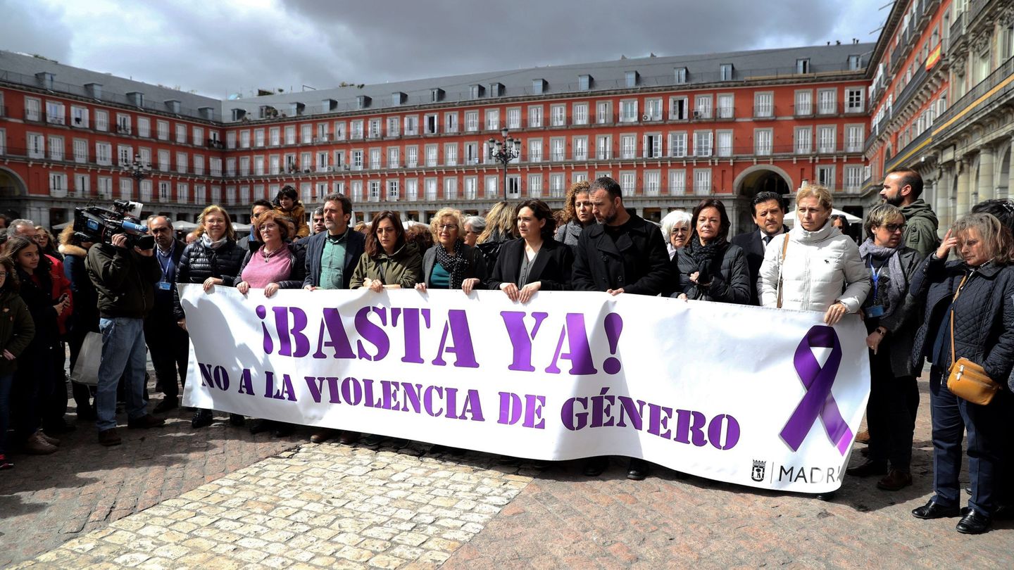 Manuela Carmena, en un minuto de silencio en memoria de la vecina de Madrid asesinada el pasado 24 de marzo en Santa Cruz de Retamar (Toledo) | EFE