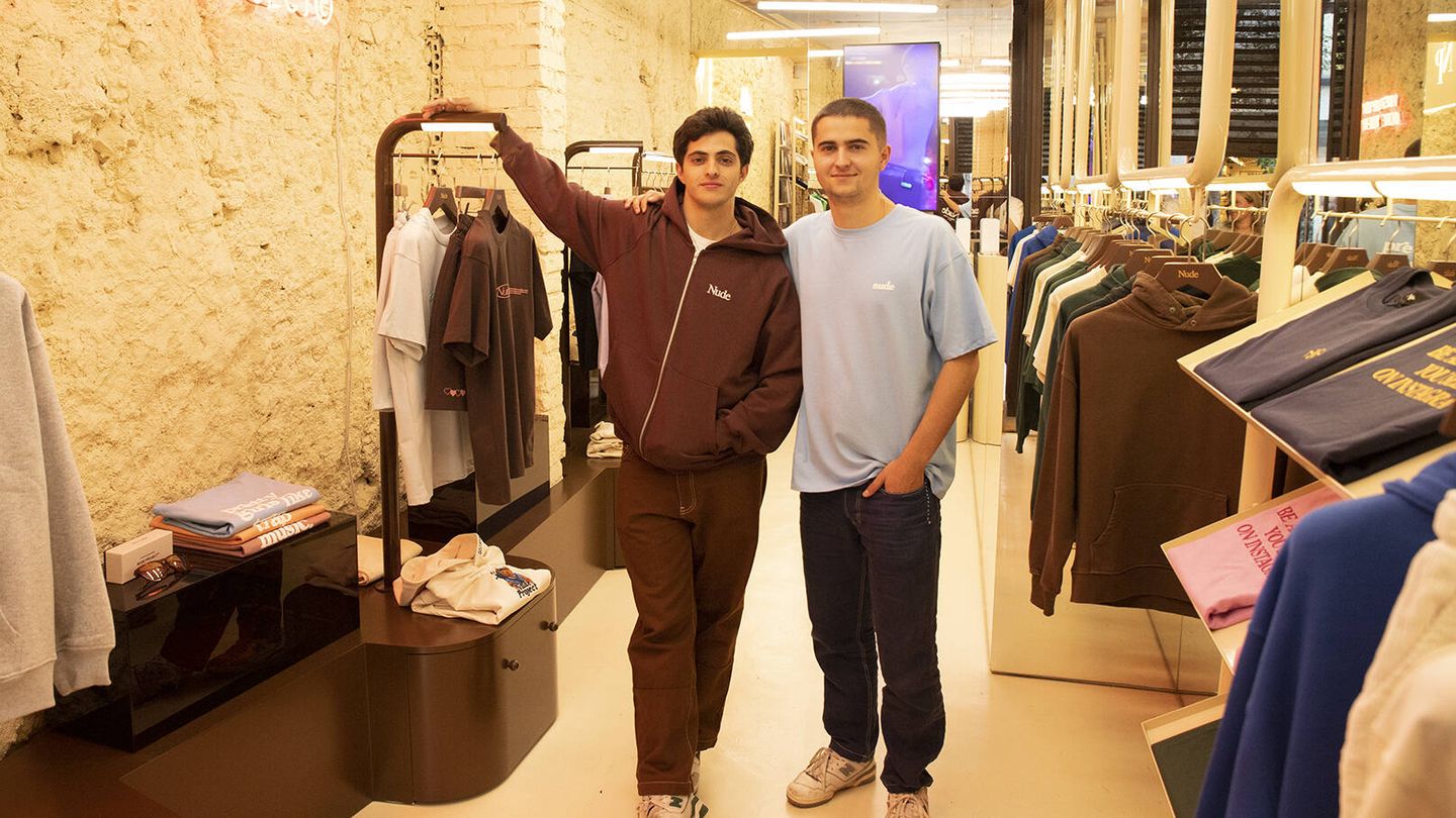 Bruno Casanovas y Alex Benlloch, fundadores de Nude Project en la tienda de Madrid. (Cortesía)